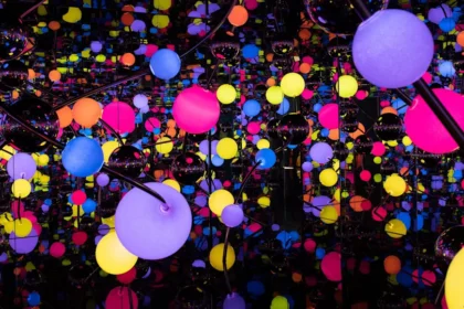 Yayoi Kusama: la artista que convirtió sus obsesiones en un universo de lunares