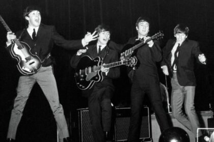 The Beatles prepara su regreso: Universal venderá productos antes del estreno de sus cuatro películas biográficas