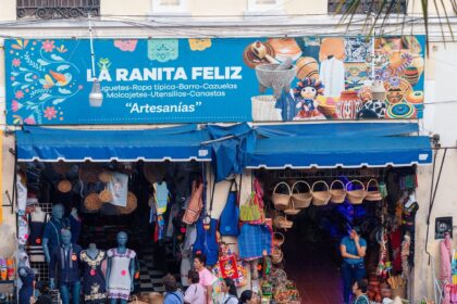 Los letreros de una calle cuentan cómo orientarse y qué actividad mueve el barrio