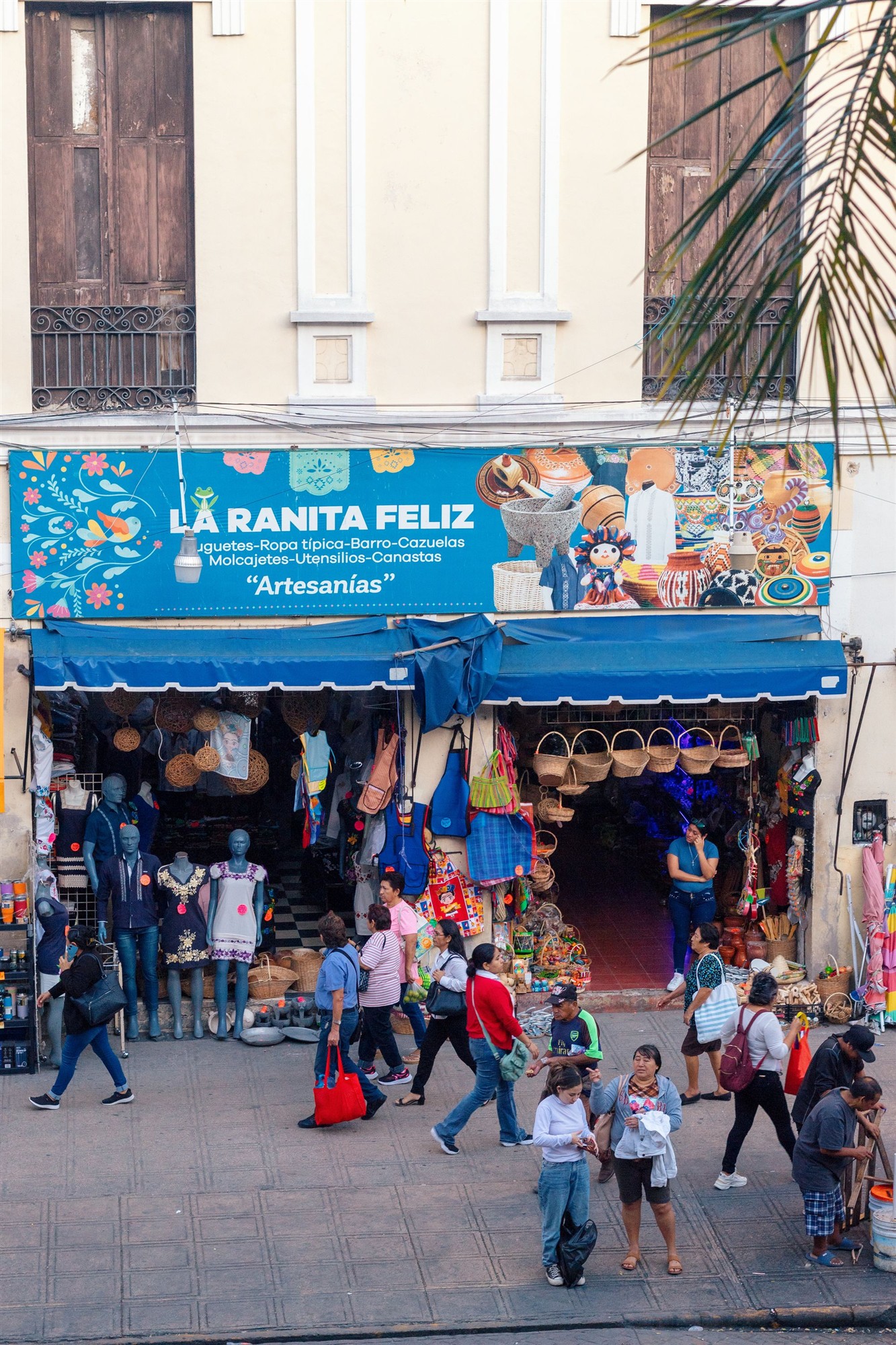 Imagen ilustrativa: letreros y rótulos en un corredor comercial; el lugar no está identificado.