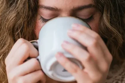 ¿Tomar café o té caliente cuando hace calor? La ciencia explica cuándo puede refrescarte