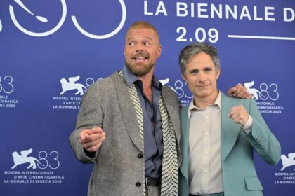 Gael García Bernal presenta ‘Hombre al agua’ en Venecia junto a Ricky Martin
