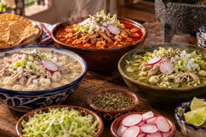 Pozole patrio: qué cambia entre las versiones roja, verde y blanca