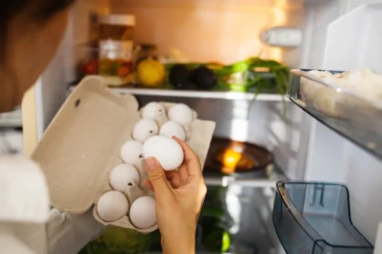 El lugar donde nunca deberías guardar los huevos en el refrigerador